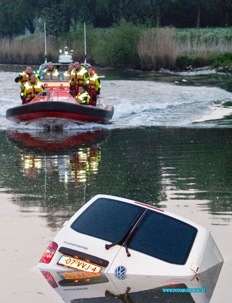 14042306.jpg - FOTOOPDRACHT:Dordrecht:23-04-2014:Auto te water loswalweg bestuurder wist er op tijd uit te komen, had auto in verkeerde versnelling gezet en reed daarom het water in.Deze digitale foto blijft eigendom van FOTOPERSBURO BUSINK. Wij hanteren de voorwaarden van het N.V.F. en N.V.J. Gebruik van deze foto impliceert dat u bekend bent  en akkoord gaat met deze voorwaarden bij publicatie.EB/ETIENNE BUSINK