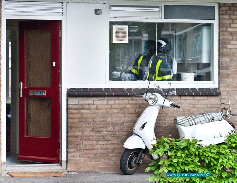 14042504.jpg - FOTOOPDRACHT:Dordrecht:25-04-2014:In een woning aan de stierstraat in de wijk Sterrenburg werd een vreemde lucht geroken, de brandweer werd gewaarschuwd en kwam meetingen doen.Deze digitale foto blijft eigendom van FOTOPERSBURO BUSINK. Wij hanteren de voorwaarden van het N.V.F. en N.V.J. Gebruik van deze foto impliceert dat u bekend bent  en akkoord gaat met deze voorwaarden bij publicatie.EB/ETIENNE BUSINK