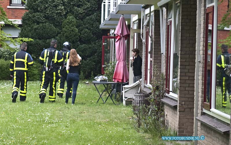 14042505.jpg - FOTOOPDRACHT:Dordrecht:25-04-2014:In een woning aan de stierstraat in de wijk Sterrenburg werd een vreemde lucht geroken, de brandweer werd gewaarschuwd en kwam meetingen doen.Deze digitale foto blijft eigendom van FOTOPERSBURO BUSINK. Wij hanteren de voorwaarden van het N.V.F. en N.V.J. Gebruik van deze foto impliceert dat u bekend bent  en akkoord gaat met deze voorwaarden bij publicatie.EB/ETIENNE BUSINK