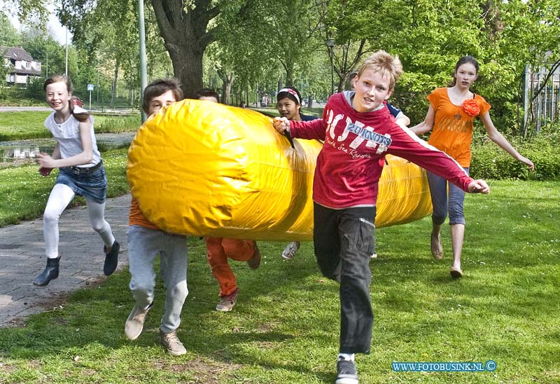 14042506.jpg - FOTOOPDRACHT:Dordrecht:25-04-2014:De Koningspelen 2014 op Dordtse scholen.Deze digitale foto blijft eigendom van FOTOPERSBURO BUSINK. Wij hanteren de voorwaarden van het N.V.F. en N.V.J. Gebruik van deze foto impliceert dat u bekend bent  en akkoord gaat met deze voorwaarden bij publicatie.EB/ETIENNE BUSINK