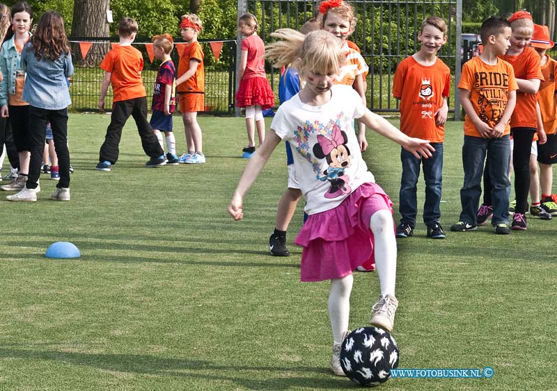 14042507.jpg - FOTOOPDRACHT:Dordrecht:25-04-2014:De Koningspelen 2014 op Dordtse scholen.Deze digitale foto blijft eigendom van FOTOPERSBURO BUSINK. Wij hanteren de voorwaarden van het N.V.F. en N.V.J. Gebruik van deze foto impliceert dat u bekend bent  en akkoord gaat met deze voorwaarden bij publicatie.EB/ETIENNE BUSINK