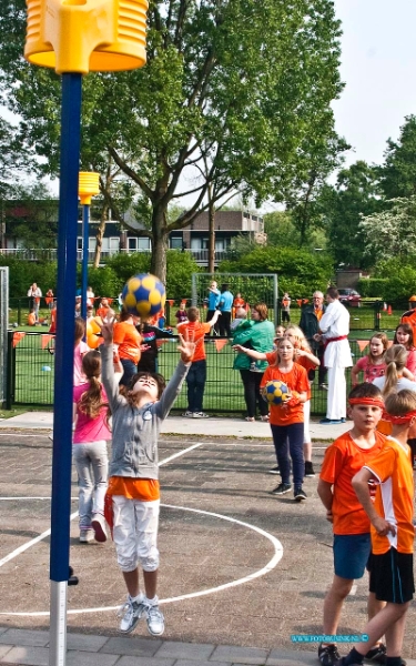 14042508.jpg - FOTOOPDRACHT:Dordrecht:25-04-2014:De Koningspelen 2014 op Dordtse scholen.Deze digitale foto blijft eigendom van FOTOPERSBURO BUSINK. Wij hanteren de voorwaarden van het N.V.F. en N.V.J. Gebruik van deze foto impliceert dat u bekend bent  en akkoord gaat met deze voorwaarden bij publicatie.EB/ETIENNE BUSINK