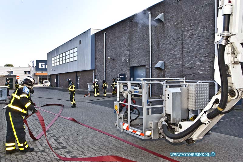 14042601.jpg - FOTOOPDRACHT:Dordrecht:26-04-2014:Bij een middelbrand bij Carpetland op de woonboulevard aan de mijlweg te Dordrecht, is vanmorgen een brandweer vrouw licht gewond geraakt, ze is meegenomen door de ambulance personeel naar een ziekenhuis voor onderzoek. De brand woede in een soort ontluchting systeem, de brandweer had de brand vrij snel onder controle. Deze digitale foto blijft eigendom van FOTOPERSBURO BUSINK. Wij hanteren de voorwaarden van het N.V.F. en N.V.J. Gebruik van deze foto impliceert dat u bekend bent  en akkoord gaat met deze voorwaarden bij publicatie.EB/ETIENNE BUSINK