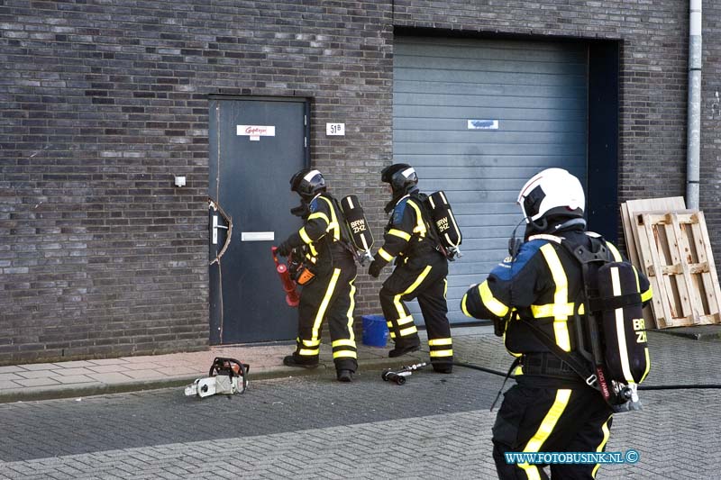 14042602.jpg - FOTOOPDRACHT:Dordrecht:26-04-2014:Bij een middelbrand bij Carpetland op de woonboulevard aan de mijlweg te Dordrecht, is vanmorgen een brandweer vrouw licht gewond geraakt, ze is meegenomen door de ambulance personeel naar een ziekenhuis voor onderzoek. De brand woede in een soort ontluchting systeem, de brandweer had de brand vrij snel onder controle. Deze digitale foto blijft eigendom van FOTOPERSBURO BUSINK. Wij hanteren de voorwaarden van het N.V.F. en N.V.J. Gebruik van deze foto impliceert dat u bekend bent  en akkoord gaat met deze voorwaarden bij publicatie.EB/ETIENNE BUSINK