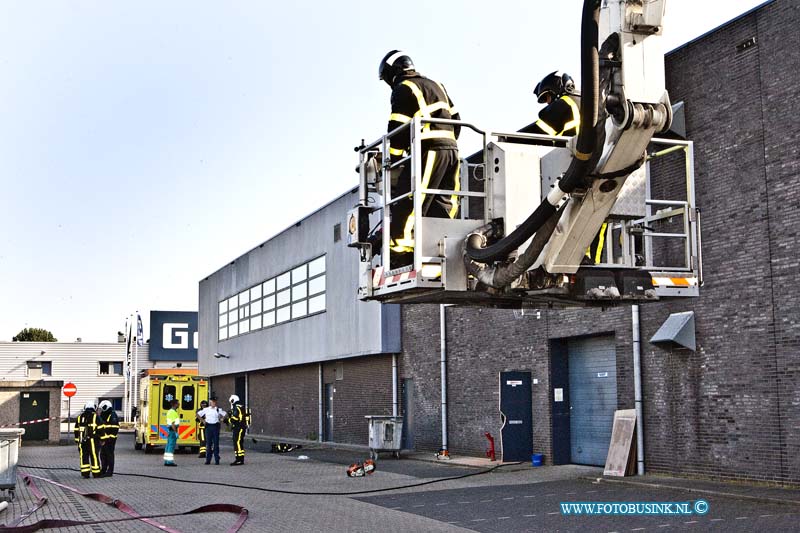 14042603.jpg - FOTOOPDRACHT:Dordrecht:26-04-2014:Bij een middelbrand bij Carpetland op de woonboulevard aan de mijlweg te Dordrecht, is vanmorgen een brandweer vrouw licht gewond geraakt, ze is meegenomen door de ambulance personeel naar een ziekenhuis voor onderzoek. De brand woede in een soort ontluchting systeem, de brandweer had de brand vrij snel onder controle. Deze digitale foto blijft eigendom van FOTOPERSBURO BUSINK. Wij hanteren de voorwaarden van het N.V.F. en N.V.J. Gebruik van deze foto impliceert dat u bekend bent  en akkoord gaat met deze voorwaarden bij publicatie.EB/ETIENNE BUSINK