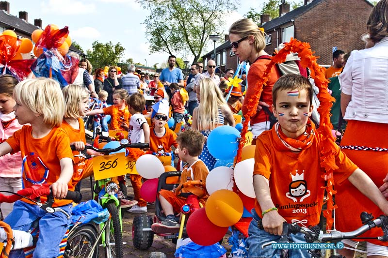 14042607.jpg - FOTOOPDRACHT:Dordrecht:26-04-2014:Koningsdag in Dordrecht versierde kinderfiest optocht DubbeldamDeze digitale foto blijft eigendom van FOTOPERSBURO BUSINK. Wij hanteren de voorwaarden van het N.V.F. en N.V.J. Gebruik van deze foto impliceert dat u bekend bent  en akkoord gaat met deze voorwaarden bij publicatie.EB/ETIENNE BUSINK