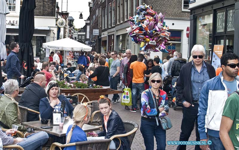 14042608.jpg - FOTOOPDRACHT:Dordrecht:26-04-2014:Koningsdag in Dordrecht door het mooie weer was het erg druk in d stad ook de teraasen deden goed.Deze digitale foto blijft eigendom van FOTOPERSBURO BUSINK. Wij hanteren de voorwaarden van het N.V.F. en N.V.J. Gebruik van deze foto impliceert dat u bekend bent  en akkoord gaat met deze voorwaarden bij publicatie.EB/ETIENNE BUSINK