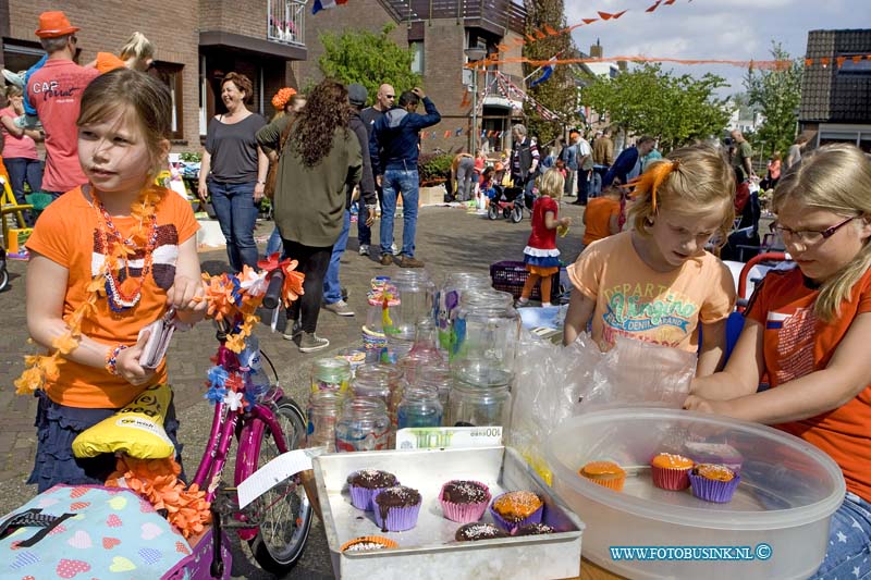 14042609.jpg - FOTOOPDRACHT:Dordrecht:26-042014:De eeste Koningsdag aan de Remmersteijn in de wijk Sterrenburg, met een gezellige braderie en oud holland spelletjes. Deze digitale foto blijft eigendom van FOTOPERSBURO BUSINK. Wij hanteren de voorwaarden van het N.V.F. en N.V.J. Gebruik van deze foto impliceert dat u bekend bent  en akkoord gaat met deze voorwaarden bij publicatie.EB/ETIENNE BUSINK