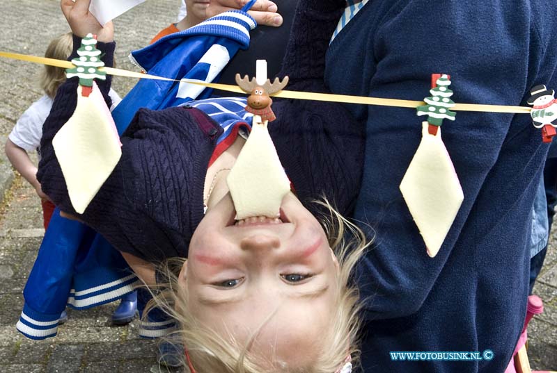 14042610.jpg - FOTOOPDRACHT:Dordrecht:26-042014:De eeste Koningsdag aan de Remmersteijn in de wijk Sterrenburg, met een gezellige braderie en oud holland spelletjes. Deze digitale foto blijft eigendom van FOTOPERSBURO BUSINK. Wij hanteren de voorwaarden van het N.V.F. en N.V.J. Gebruik van deze foto impliceert dat u bekend bent  en akkoord gaat met deze voorwaarden bij publicatie.EB/ETIENNE BUSINK