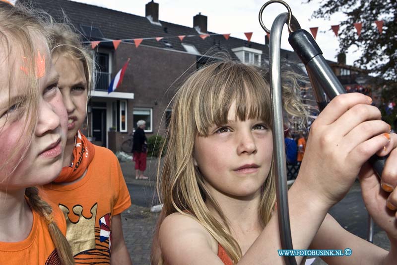 14042611.jpg - FOTOOPDRACHT:Dordrecht:26-042014:De eeste Koningsdag aan de Remmersteijn in de wijk Sterrenburg, met een gezellige braderie en oud holland spelletjes. Deze digitale foto blijft eigendom van FOTOPERSBURO BUSINK. Wij hanteren de voorwaarden van het N.V.F. en N.V.J. Gebruik van deze foto impliceert dat u bekend bent  en akkoord gaat met deze voorwaarden bij publicatie.EB/ETIENNE BUSINK