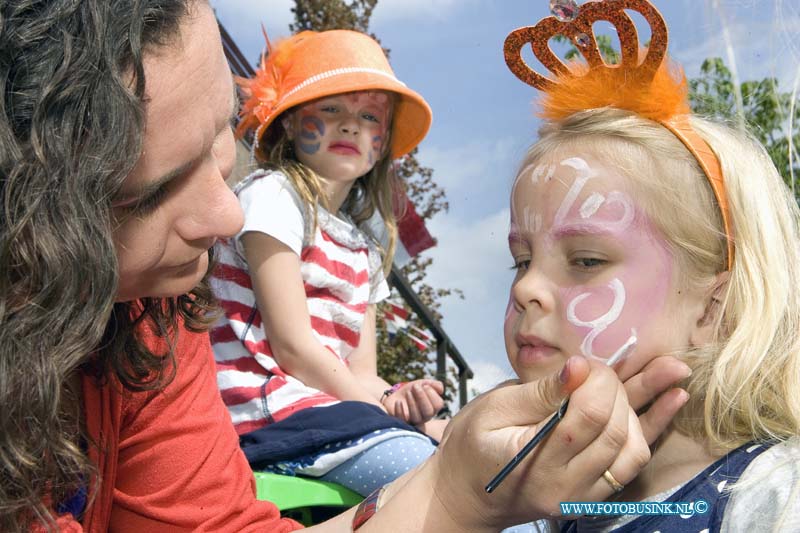 14042612.jpg - FOTOOPDRACHT:Dordrecht:26-042014:De eeste Koningsdag aan de Remmersteijn in de wijk Sterrenburg, met een gezellige braderie en oud holland spelletjes. Deze digitale foto blijft eigendom van FOTOPERSBURO BUSINK. Wij hanteren de voorwaarden van het N.V.F. en N.V.J. Gebruik van deze foto impliceert dat u bekend bent  en akkoord gaat met deze voorwaarden bij publicatie.EB/ETIENNE BUSINK