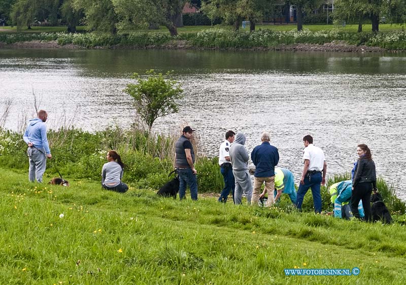 14042710.jpg - FOTOOPDRACHT:Dordrecht:27-04-2014:Beneden aan de wantijdijk langs het fietspad tussen de n3 en de fietsbrug over de vlij in dordrecht was er een medische situatie het MMT , politie en twee ambulances kwamen ter plaatse Het MMT werd later  afgemeld ,deze was niet meer nodig Het slachtoffer is vervoerd door de ambulancedienst naar een ziekenhuis.Deze digitale foto blijft eigendom van FOTOPERSBURO BUSINK. Wij hanteren de voorwaarden van het N.V.F. en N.V.J. Gebruik van deze foto impliceert dat u bekend bent  en akkoord gaat met deze voorwaarden bij publicatie.EB/ETIENNE BUSINK