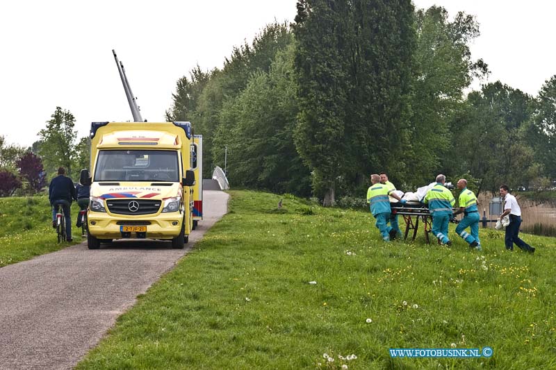 14042711.jpg - FOTOOPDRACHT:Dordrecht:27-04-2014:Beneden aan de wantijdijk langs het fietspad tussen de n3 en de fietsbrug over de vlij in dordrecht was er een medische situatie het MMT , politie en twee ambulances kwamen ter plaatse Het MMT werd later  afgemeld ,deze was niet meer nodig Het slachtoffer is vervoerd door de ambulancedienst naar een ziekenhuis.Deze digitale foto blijft eigendom van FOTOPERSBURO BUSINK. Wij hanteren de voorwaarden van het N.V.F. en N.V.J. Gebruik van deze foto impliceert dat u bekend bent  en akkoord gaat met deze voorwaarden bij publicatie.EB/ETIENNE BUSINK