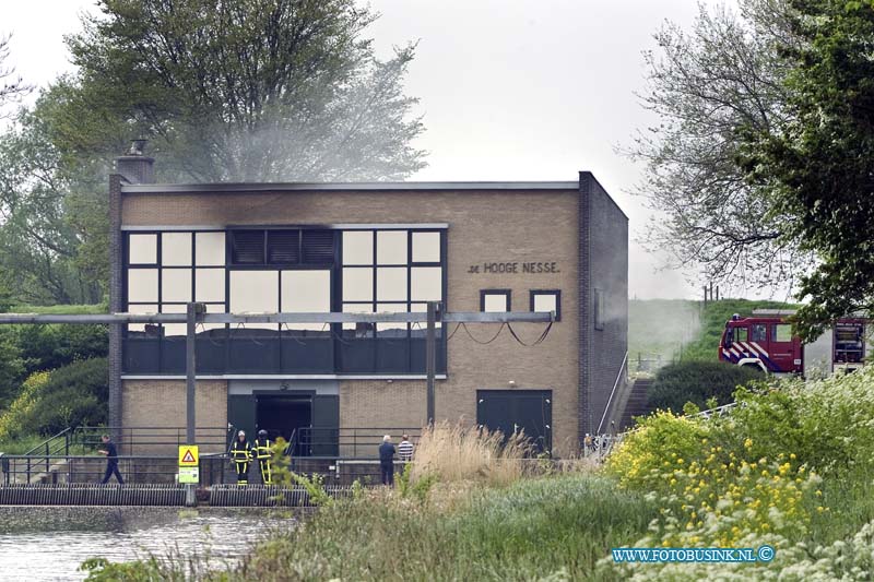 14042801.jpg - Heerjaarsdam:28-04-2014:Bij een brand in het gemaal de Hoge Nesse van het waterschap Zuid hollandse Eilanden, is de de pomp geexspolderrt en in brand gevolgen. Het gebouw en de pomp raakte zwaar beschadigd. Het zuiveringschap gaat kijken voor een tijdelijk nood oplossing. De brandweer gaaf middel alarm, en kon na een uurtje brandmeester geven.