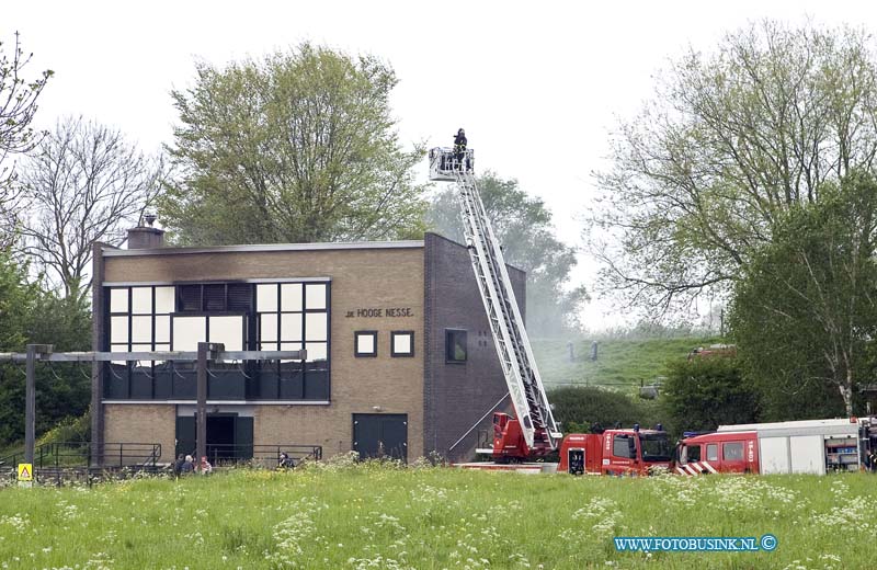 14042802.jpg - Heerjaarsdam:28-04-2014:Bij een brand in het gemaal de Hoge Nesse van het waterschap Zuid hollandse Eilanden, is de de pomp geexspolderrt en in brand gevolgen. Het gebouw en de pomp raakte zwaar beschadigd. Het zuiveringschap gaat kijken voor een tijdelijk nood oplossing. De brandweer gaaf middel alarm, en kon na een uurtje brandmeester geven.