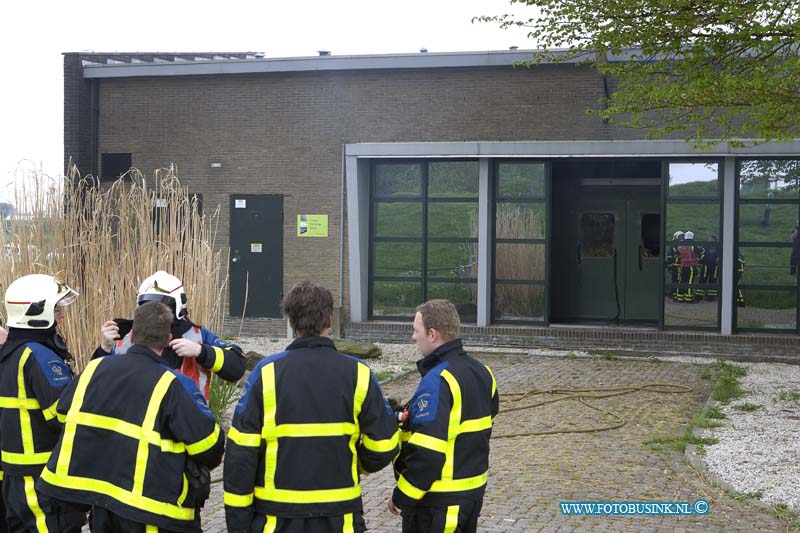 14042803.jpg - Heerjaarsdam:28-04-2014:Bij een brand in het gemaal de Hoge Nesse van het waterschap Zuid hollandse Eilanden, is de de pomp geexspolderrt en in brand gevolgen. Het gebouw en de pomp raakte zwaar beschadigd. Het zuiveringschap gaat kijken voor een tijdelijk nood oplossing. De brandweer gaaf middel alarm, en kon na een uurtje brandmeester geven.