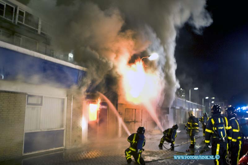 14050401.jpg - FOTOOPDRACHT:Zwijndrcht:04-05-2014:Bij een grote uitslaande brand zijn 2 winkels Kruitvat en Marskramer in het winkelcentrum Noord in Zwijndrecht compleet verloren. Bewoners van flatwoningen boven en naast het winkelcenrtum zijn uit hun huis gehaald. Er zijn geen gewonden gevallen. De evacués worden opgevangen in een zalencomplex in Zwijndrecht. Het vuur is ontstaan in winkelcentrum Noord aan het Hoveniersplein, Aan de achterzijde van het kruitvat is een conainer in brand gestoken en deze is overgeslagen naar het dak van de winkels. De brandweer kreeg rond 2 uur 's nachts een melding van de brand. Deze digitale foto blijft eigendom van FOTOPERSBURO BUSINK. Wij hanteren de voorwaarden van het N.V.F. en N.V.J. Gebruik van deze foto impliceert dat u bekend bent  en akkoord gaat met deze voorwaarden bij publicatie.EB/ETIENNE BUSINK