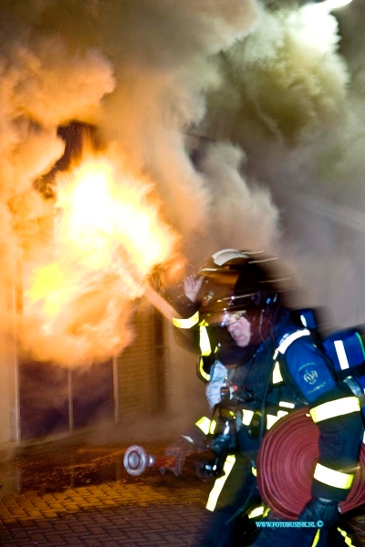 14050402.jpg - FOTOOPDRACHT:Zwijndrcht:04-05-2014:Bij een grote uitslaande brand zijn 2 winkels Kruitvat en Marskramer in het winkelcentrum Noord in Zwijndrecht compleet verloren. Bewoners van flatwoningen boven en naast het winkelcenrtum zijn uit hun huis gehaald. Er zijn geen gewonden gevallen. De evacués worden opgevangen in een zalencomplex in Zwijndrecht. Het vuur is ontstaan in winkelcentrum Noord aan het Hoveniersplein, Aan de achterzijde van het kruitvat is een conainer in brand gestoken en deze is overgeslagen naar het dak van de winkels. De brandweer kreeg rond 2 uur 's nachts een melding van de brand. Deze digitale foto blijft eigendom van FOTOPERSBURO BUSINK. Wij hanteren de voorwaarden van het N.V.F. en N.V.J. Gebruik van deze foto impliceert dat u bekend bent  en akkoord gaat met deze voorwaarden bij publicatie.EB/ETIENNE BUSINK