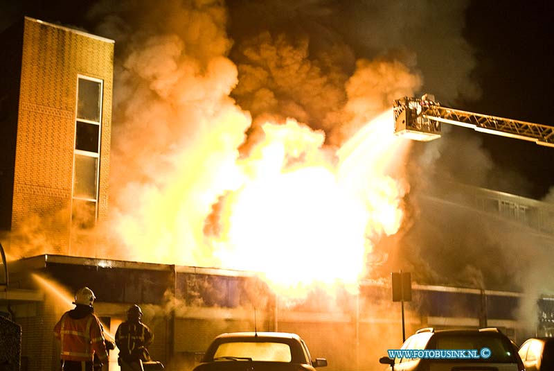 14050403.jpg - FOTOOPDRACHT:Zwijndrcht:04-05-2014:Bij een grote uitslaande brand zijn 2 winkels Kruitvat en Marskramer in het winkelcentrum Noord in Zwijndrecht compleet verloren. Bewoners van flatwoningen boven en naast het winkelcenrtum zijn uit hun huis gehaald. Er zijn geen gewonden gevallen. De evacués worden opgevangen in een zalencomplex in Zwijndrecht. Het vuur is ontstaan in winkelcentrum Noord aan het Hoveniersplein, Aan de achterzijde van het kruitvat is een conainer in brand gestoken en deze is overgeslagen naar het dak van de winkels. De brandweer kreeg rond 2 uur 's nachts een melding van de brand. Deze digitale foto blijft eigendom van FOTOPERSBURO BUSINK. Wij hanteren de voorwaarden van het N.V.F. en N.V.J. Gebruik van deze foto impliceert dat u bekend bent  en akkoord gaat met deze voorwaarden bij publicatie.EB/ETIENNE BUSINK