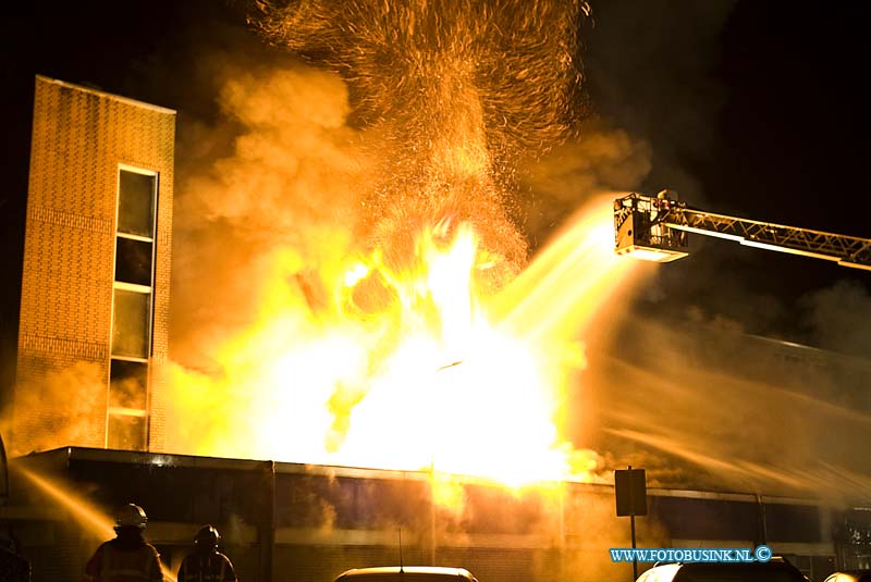 14050404.jpg - FOTOOPDRACHT:Zwijndrcht:04-05-2014:Bij een grote uitslaande brand zijn 2 winkels Kruitvat en Marskramer in het winkelcentrum Noord in Zwijndrecht compleet verloren. Bewoners van flatwoningen boven en naast het winkelcenrtum zijn uit hun huis gehaald. Er zijn geen gewonden gevallen. De evacués worden opgevangen in een zalencomplex in Zwijndrecht. Het vuur is ontstaan in winkelcentrum Noord aan het Hoveniersplein, Aan de achterzijde van het kruitvat is een conainer in brand gestoken en deze is overgeslagen naar het dak van de winkels. De brandweer kreeg rond 2 uur 's nachts een melding van de brand. Deze digitale foto blijft eigendom van FOTOPERSBURO BUSINK. Wij hanteren de voorwaarden van het N.V.F. en N.V.J. Gebruik van deze foto impliceert dat u bekend bent  en akkoord gaat met deze voorwaarden bij publicatie.EB/ETIENNE BUSINK