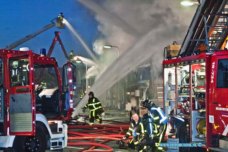 14050406.jpg - FOTOOPDRACHT:Zwijndrcht:04-05-2014:Bij een grote uitslaande brand zijn 2 winkels Kruitvat en Marskramer in het winkelcentrum Noord in Zwijndrecht compleet verloren. Bewoners van flatwoningen boven en naast het winkelcenrtum zijn uit hun huis gehaald. Er zijn geen gewonden gevallen. De evacués worden opgevangen in een zalencomplex in Zwijndrecht. Het vuur is ontstaan in winkelcentrum Noord aan het Hoveniersplein, Aan de achterzijde van het kruitvat is een conainer in brand gestoken en deze is overgeslagen naar het dak van de winkels. De brandweer kreeg rond 2 uur 's nachts een melding van de brand. Deze digitale foto blijft eigendom van FOTOPERSBURO BUSINK. Wij hanteren de voorwaarden van het N.V.F. en N.V.J. Gebruik van deze foto impliceert dat u bekend bent  en akkoord gaat met deze voorwaarden bij publicatie.EB/ETIENNE BUSINK