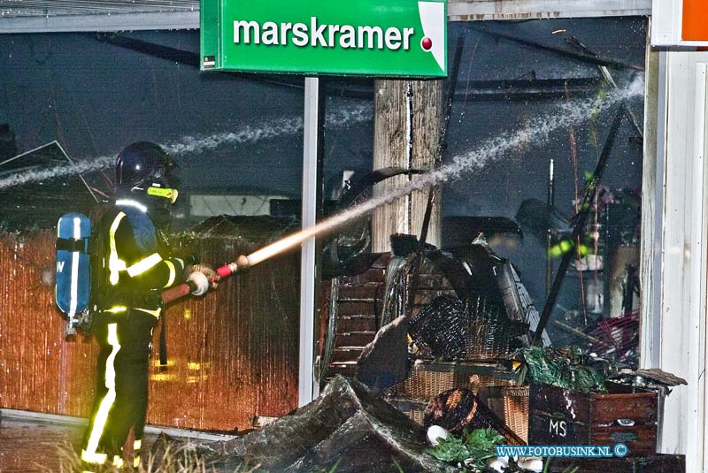 14050407.jpg - FOTOOPDRACHT:Zwijndrcht:04-05-2014:Foto: De schade aan beide winkels is bij het opkomen van de ochtend pas echt goed te zien.Bij een grote uitslaande brand zijn 2 winkels Kruitvat en Marskramer in het winkelcentrum Noord in Zwijndrecht compleet verloren. Bewoners van flatwoningen boven en naast het winkelcenrtum zijn uit hun huis gehaald. Er zijn geen gewonden gevallen. De evacués worden opgevangen in een zalencomplex in Zwijndrecht. Het vuur is ontstaan in winkelcentrum Noord aan het Hoveniersplein, Aan de achterzijde van het kruitvat is een conainer in brand gestoken en deze is overgeslagen naar het dak van de winkels. De brandweer kreeg rond 2 uur 's nachts een melding van de brand. Deze digitale foto blijft eigendom van FOTOPERSBURO BUSINK. Wij hanteren de voorwaarden van het N.V.F. en N.V.J. Gebruik van deze foto impliceert dat u bekend bent  en akkoord gaat met deze voorwaarden bij publicatie.EB/ETIENNE BUSINK