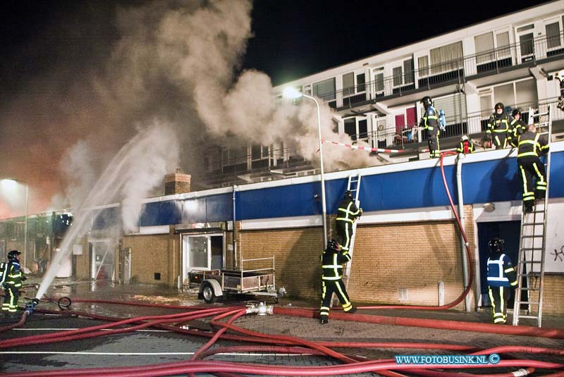 14050410.jpg - FOTOOPDRACHT:Zwijndrcht:04-05-2014:Bij een grote uitslaande brand zijn 2 winkels Kruitvat en Marskramer in het winkelcentrum Noord in Zwijndrecht compleet verloren. Bewoners van flatwoningen boven en naast het winkelcenrtum zijn uit hun huis gehaald. Er zijn geen gewonden gevallen. De evacués worden opgevangen in een zalencomplex in Zwijndrecht. Het vuur is ontstaan in winkelcentrum Noord aan het Hoveniersplein, Aan de achterzijde van het kruitvat is een conainer in brand gestoken en deze is overgeslagen naar het dak van de winkels. De brandweer kreeg rond 2 uur 's nachts een melding van de brand. Deze digitale foto blijft eigendom van FOTOPERSBURO BUSINK. Wij hanteren de voorwaarden van het N.V.F. en N.V.J. Gebruik van deze foto impliceert dat u bekend bent  en akkoord gaat met deze voorwaarden bij publicatie.EB/ETIENNE BUSINK