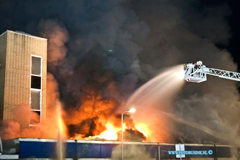 14050411.jpg - FOTOOPDRACHT:Zwijndrcht:04-05-2014:Bij een grote uitslaande brand zijn 2 winkels Kruitvat en Marskramer in het winkelcentrum Noord in Zwijndrecht compleet verloren. Bewoners van flatwoningen boven en naast het winkelcenrtum zijn uit hun huis gehaald. Er zijn geen gewonden gevallen. De evacués worden opgevangen in een zalencomplex in Zwijndrecht. Het vuur is ontstaan in winkelcentrum Noord aan het Hoveniersplein, Aan de achterzijde van het kruitvat is een conainer in brand gestoken en deze is overgeslagen naar het dak van de winkels. De brandweer kreeg rond 2 uur 's nachts een melding van de brand. Deze digitale foto blijft eigendom van FOTOPERSBURO BUSINK. Wij hanteren de voorwaarden van het N.V.F. en N.V.J. Gebruik van deze foto impliceert dat u bekend bent  en akkoord gaat met deze voorwaarden bij publicatie.EB/ETIENNE BUSINK