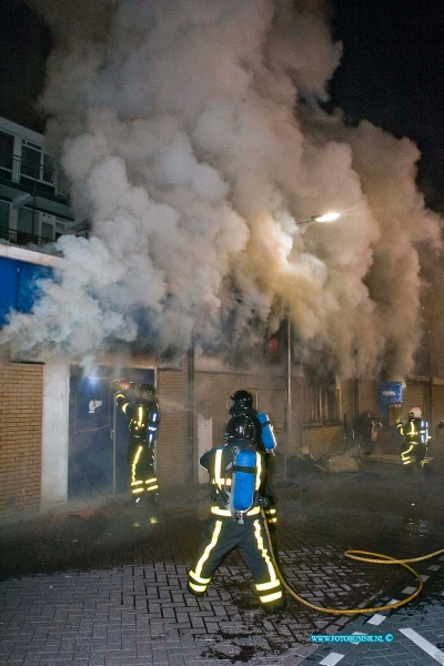 14050412.jpg - FOTOOPDRACHT:Zwijndrcht:04-05-2014:Bij een grote uitslaande brand zijn 2 winkels Kruitvat en Marskramer in het winkelcentrum Noord in Zwijndrecht compleet verloren. Bewoners van flatwoningen boven en naast het winkelcenrtum zijn uit hun huis gehaald. Er zijn geen gewonden gevallen. De evacués worden opgevangen in een zalencomplex in Zwijndrecht. Het vuur is ontstaan in winkelcentrum Noord aan het Hoveniersplein, Aan de achterzijde van het kruitvat is een conainer in brand gestoken en deze is overgeslagen naar het dak van de winkels. De brandweer kreeg rond 2 uur 's nachts een melding van de brand. Deze digitale foto blijft eigendom van FOTOPERSBURO BUSINK. Wij hanteren de voorwaarden van het N.V.F. en N.V.J. Gebruik van deze foto impliceert dat u bekend bent  en akkoord gaat met deze voorwaarden bij publicatie.EB/ETIENNE BUSINK