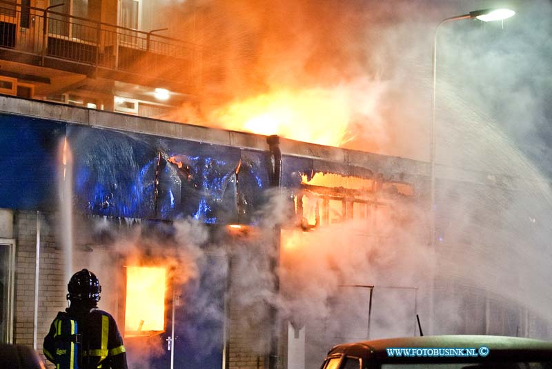 14050413.jpg - FOTOOPDRACHT:Zwijndrcht:04-05-2014:Bij een grote uitslaande brand zijn 2 winkels Kruitvat en Marskramer in het winkelcentrum Noord in Zwijndrecht compleet verloren. Bewoners van flatwoningen boven en naast het winkelcenrtum zijn uit hun huis gehaald. Er zijn geen gewonden gevallen. De evacués worden opgevangen in een zalencomplex in Zwijndrecht. Het vuur is ontstaan in winkelcentrum Noord aan het Hoveniersplein, Aan de achterzijde van het kruitvat is een conainer in brand gestoken en deze is overgeslagen naar het dak van de winkels. De brandweer kreeg rond 2 uur 's nachts een melding van de brand. Deze digitale foto blijft eigendom van FOTOPERSBURO BUSINK. Wij hanteren de voorwaarden van het N.V.F. en N.V.J. Gebruik van deze foto impliceert dat u bekend bent  en akkoord gaat met deze voorwaarden bij publicatie.EB/ETIENNE BUSINK