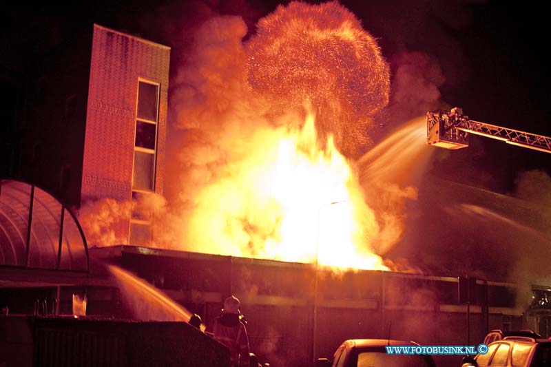 14050414.jpg - FOTOOPDRACHT:Zwijndrcht:04-05-2014:Bij een grote uitslaande brand zijn 2 winkels Kruitvat en Marskramer in het winkelcentrum Noord in Zwijndrecht compleet verloren. Bewoners van flatwoningen boven en naast het winkelcenrtum zijn uit hun huis gehaald. Er zijn geen gewonden gevallen. De evacués worden opgevangen in een zalencomplex in Zwijndrecht. Het vuur is ontstaan in winkelcentrum Noord aan het Hoveniersplein, Aan de achterzijde van het kruitvat is een conainer in brand gestoken en deze is overgeslagen naar het dak van de winkels. De brandweer kreeg rond 2 uur 's nachts een melding van de brand. Deze digitale foto blijft eigendom van FOTOPERSBURO BUSINK. Wij hanteren de voorwaarden van het N.V.F. en N.V.J. Gebruik van deze foto impliceert dat u bekend bent  en akkoord gaat met deze voorwaarden bij publicatie.EB/ETIENNE BUSINK