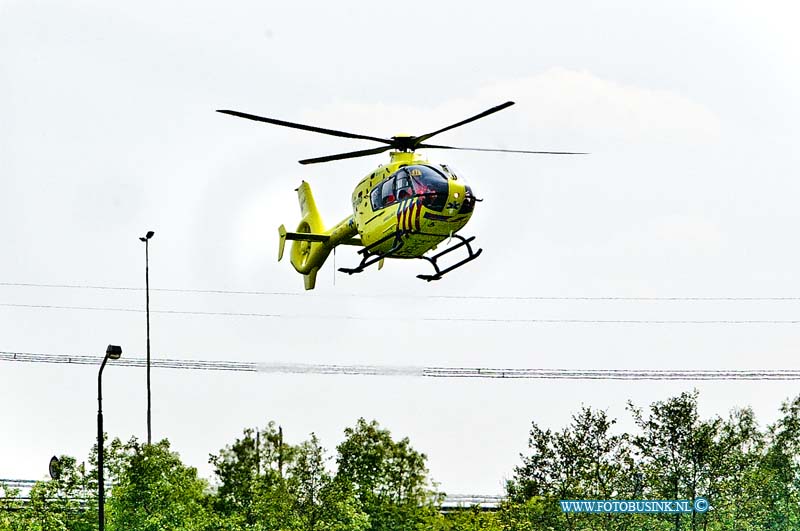 14050416.jpg - FOTOOPDRACHT:Dordrecht:04-05-2014:De Trauma helikopter met het Medisch Trauma Team kwam een ambulance met een spoed transport te hulp op de laan van Barcelona te Dordrecht. Gezamenlijk brachten ze de patiënt naar een ziekenhuis in Rotterdam. Deze digitale foto blijft eigendom van FOTOPERSBURO BUSINK. Wij hanteren de voorwaarden van het N.V.F. en N.V.J. Gebruik van deze foto impliceert dat u bekend bent  en akkoord gaat met deze voorwaarden bij publicatie.EB/ETIENNE BUSINK