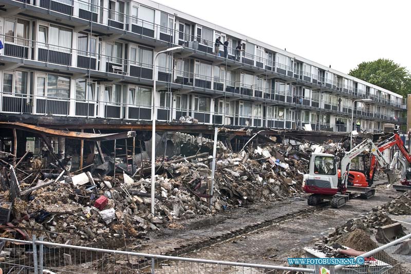 14050417.jpg - FOTOOPDRACHT:Zwijndrcht:04-05-2014:Foto: Ravage overdag na de grote brand in winkelcentrum noordBij een grote uitslaande brand zijn 2 winkels Kruitvat en Marskramer in het winkelcentrum Noord in Zwijndrecht compleet verloren. Het vuur is ontstaan in winkelcentrum Noord aan het Hoveniersplein, Aan de achterzijde van het kruitvat is een conainer in brand gestoken en deze is overgeslagen naar het dak van de winkels. De brandweer kreeg rond 2 uur 's nachts een melding van de brand. Deze digitale foto blijft eigendom van FOTOPERSBURO BUSINK. Wij hanteren de voorwaarden van het N.V.F. en N.V.J. Gebruik van deze foto impliceert dat u bekend bent  en akkoord gaat met deze voorwaarden bij publicatie.EB/ETIENNE BUSINK