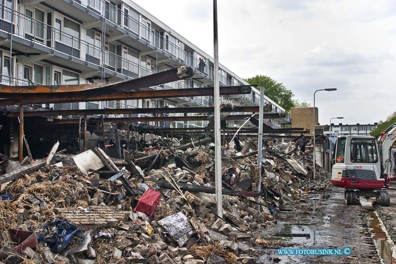 14050418.jpg - FOTOOPDRACHT:Zwijndrcht:04-05-2014:Foto: Ravage overdag na de grote brand in winkelcentrum noordBij een grote uitslaande brand zijn 2 winkels Kruitvat en Marskramer in het winkelcentrum Noord in Zwijndrecht compleet verloren. Het vuur is ontstaan in winkelcentrum Noord aan het Hoveniersplein, Aan de achterzijde van het kruitvat is een conainer in brand gestoken en deze is overgeslagen naar het dak van de winkels. De brandweer kreeg rond 2 uur 's nachts een melding van de brand. Deze digitale foto blijft eigendom van FOTOPERSBURO BUSINK. Wij hanteren de voorwaarden van het N.V.F. en N.V.J. Gebruik van deze foto impliceert dat u bekend bent  en akkoord gaat met deze voorwaarden bij publicatie.EB/ETIENNE BUSINK