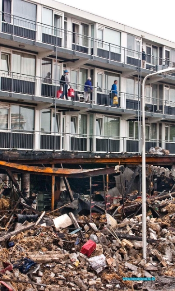 14050419.jpg - FOTOOPDRACHT:Zwijndrcht:04-05-2014:Foto: Ravage overdag na de grote brand in winkelcentrum noordBij een grote uitslaande brand zijn 2 winkels Kruitvat en Marskramer in het winkelcentrum Noord in Zwijndrecht compleet verloren. Het vuur is ontstaan in winkelcentrum Noord aan het Hoveniersplein, Aan de achterzijde van het kruitvat is een conainer in brand gestoken en deze is overgeslagen naar het dak van de winkels. De brandweer kreeg rond 2 uur 's nachts een melding van de brand. Deze digitale foto blijft eigendom van FOTOPERSBURO BUSINK. Wij hanteren de voorwaarden van het N.V.F. en N.V.J. Gebruik van deze foto impliceert dat u bekend bent  en akkoord gaat met deze voorwaarden bij publicatie.EB/ETIENNE BUSINK