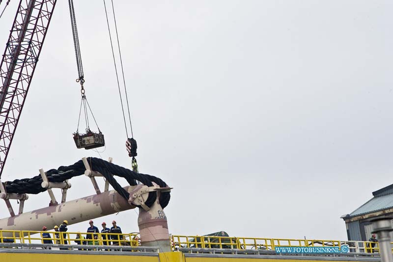 14050601.jpg - Zwijndrecht:06-05-2014:bij een brand op een offshore platform bij de firma Heerema aan de Noordweg 8 is vanmiddag een werknemer gewond geraakt, en behandeld door Ambulance personeel, omdat de brand op grote hoogte was werden blusmiddelen via een hijskraan met bak naar de brand gehesen. De brandweer rukte met groot matrieel uit, maar kon al snel brandmeester geven.