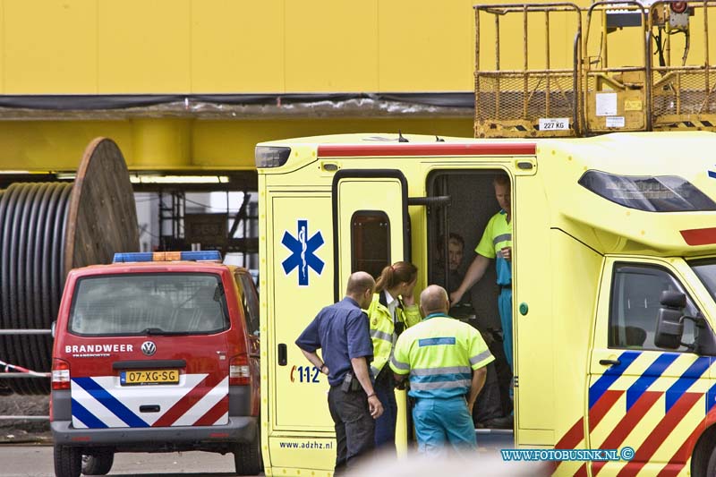 14050602.jpg - Zwijndrecht:06-05-2014:bij een brand op een offshore platform bij de firma Heerema aan de Noordweg 8 is vanmiddag een werknemer gewond geraakt, en behandeld door Ambulance personeel, omdat de brand op grote hoogte was werden blusmiddelen via een hijskraan met bak naar de brand gehesen. De brandweer rukte met groot matrieel uit, maar kon al snel brandmeester geven.