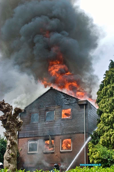 14052601.jpg - FOTOOPDRACHT:Heerjaarsdam:26-05-2014:Bij een zeer grote brand in een Bakkerij in de Dorpsstraat 81 te Heerjaarsdam is het pand compleet uitgebrand.Zowel de winkel als de bakkerij zelf stonden in brand. Brandweer korpsen uit de regio Zuid Holland verleende assisentie. Zover bekend zijn er geen gewonden gevallen bij deze brand.Deze digitale foto blijft eigendom van FOTOPERSBURO BUSINK. Wij hanteren de voorwaarden van het N.V.F. en N.V.J. Gebruik van deze foto impliceert dat u bekend bent  en akkoord gaat met deze voorwaarden bij publicatie.EB/ETIENNE BUSINK