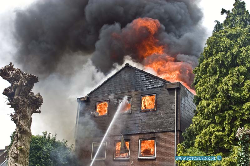 14052602.jpg - FOTOOPDRACHT:Heerjaarsdam:26-05-2014:Bij een zeer grote brand in een Bakkerij in de Dorpsstraat 81 te Heerjaarsdam is het pand compleet uitgebrand.Zowel de winkel als de bakkerij zelf stonden in brand. Brandweer korpsen uit de regio Zuid Holland verleende assisentie. Zover bekend zijn er geen gewonden gevallen bij deze brand.Deze digitale foto blijft eigendom van FOTOPERSBURO BUSINK. Wij hanteren de voorwaarden van het N.V.F. en N.V.J. Gebruik van deze foto impliceert dat u bekend bent  en akkoord gaat met deze voorwaarden bij publicatie.EB/ETIENNE BUSINK