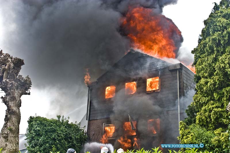 14052603.jpg - FOTOOPDRACHT:Heerjaarsdam:26-05-2014:Bij een zeer grote brand in een Bakkerij in de Dorpsstraat 81 te Heerjaarsdam is het pand compleet uitgebrand.Zowel de winkel als de bakkerij zelf stonden in brand. Brandweer korpsen uit de regio Zuid Holland verleende assisentie. Zover bekend zijn er geen gewonden gevallen bij deze brand.Deze digitale foto blijft eigendom van FOTOPERSBURO BUSINK. Wij hanteren de voorwaarden van het N.V.F. en N.V.J. Gebruik van deze foto impliceert dat u bekend bent  en akkoord gaat met deze voorwaarden bij publicatie.EB/ETIENNE BUSINK