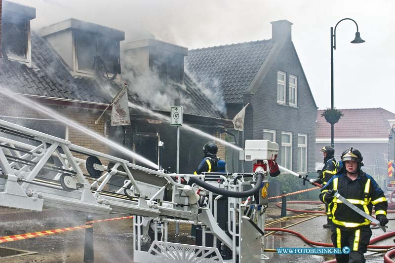 14052604.jpg - FOTOOPDRACHT:Heerjaarsdam:26-05-2014:Bij een zeer grote brand in een Bakkerij in de Dorpsstraat 81 te Heerjaarsdam is het pand compleet uitgebrand.Zowel de winkel als de bakkerij zelf stonden in brand. Brandweer korpsen uit de regio Zuid Holland verleende assisentie. Zover bekend zijn er geen gewonden gevallen bij deze brand.Deze digitale foto blijft eigendom van FOTOPERSBURO BUSINK. Wij hanteren de voorwaarden van het N.V.F. en N.V.J. Gebruik van deze foto impliceert dat u bekend bent  en akkoord gaat met deze voorwaarden bij publicatie.EB/ETIENNE BUSINK