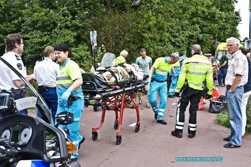 14052606.jpg - FOTOOPDRACHT:Henrik Ido Ambacht:26-05-2014:Bij een aanrijding tussen en Scooter en een Fietser op de krommeweg is 1 persoon zwaar gewond geraakt, mogelijk een Brandweerman die onderweg was naar de zeer grote brand in een bakkerij in Heerjaarsdam. Een trauma helikpopter verleende bijstand aan het slachtoffer, deze werd met een Ambulance naar het ziekenhuis gebracht. De T.V.O. van de Politie stelt een uitgebreid onderzoek naar de toedracht van dit ongeval.Deze digitale foto blijft eigendom van FOTOPERSBURO BUSINK. Wij hanteren de voorwaarden van het N.V.F. en N.V.J. Gebruik van deze foto impliceert dat u bekend bent  en akkoord gaat met deze voorwaarden bij publicatie.EB/ETIENNE BUSINK