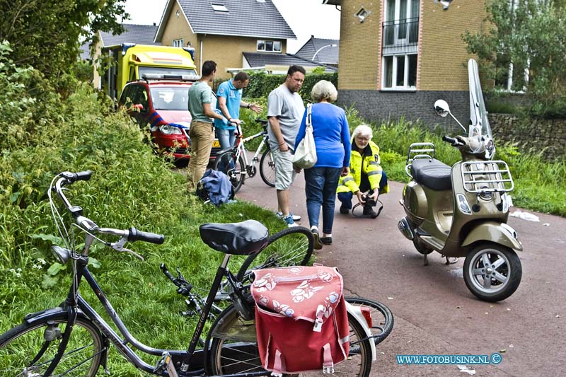 14052608.jpg - FOTOOPDRACHT:Henrik Ido Ambacht:26-05-2014:Bij een aanrijding tussen en Scooter en een Fietser op de krommeweg is 1 persoon zwaar gewond geraakt, mogelijk een Brandweerman die onderweg was naar de zeer grote brand in een bakkerij in Heerjaarsdam. Een trauma helikpopter verleende bijstand aan het slachtoffer, deze werd met een Ambulance naar het ziekenhuis gebracht. De T.V.O. van de Politie stelt een uitgebreid onderzoek naar de toedracht van dit ongeval.Deze digitale foto blijft eigendom van FOTOPERSBURO BUSINK. Wij hanteren de voorwaarden van het N.V.F. en N.V.J. Gebruik van deze foto impliceert dat u bekend bent  en akkoord gaat met deze voorwaarden bij publicatie.EB/ETIENNE BUSINK