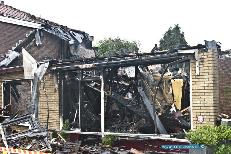 14052609.jpg - FOTOOPDRACHT:Heerjaarsdam:26-05-2014:Foto: Enkelen uur na de brand was er niets meer over van de bakkerij.Bij een zeer grote brand in een Bakkerij in de Dorpsstraat 81 te Heerjaarsdam is het pand compleet uitgebrand.Zowel de winkel als de bakkerij zelf stonden in brand. Brandweer korpsen uit de regio Zuid Holland verleende assisentie. Zover bekend zijn er geen gewonden gevallen bij deze brand.Deze digitale foto blijft eigendom van FOTOPERSBURO BUSINK. Wij hanteren de voorwaarden van het N.V.F. en N.V.J. Gebruik van deze foto impliceert dat u bekend bent  en akkoord gaat met deze voorwaarden bij publicatie.EB/ETIENNE BUSINK