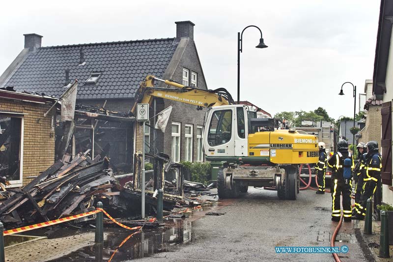 14052610.jpg - FOTOOPDRACHT:Heerjaarsdam:26-05-2014:Foto: Enkelen uur na de brand was er niets meer over van de bakkerij.Bij een zeer grote brand in een Bakkerij in de Dorpsstraat 81 te Heerjaarsdam is het pand compleet uitgebrand.Zowel de winkel als de bakkerij zelf stonden in brand. Brandweer korpsen uit de regio Zuid Holland verleende assisentie. Zover bekend zijn er geen gewonden gevallen bij deze brand.Deze digitale foto blijft eigendom van FOTOPERSBURO BUSINK. Wij hanteren de voorwaarden van het N.V.F. en N.V.J. Gebruik van deze foto impliceert dat u bekend bent  en akkoord gaat met deze voorwaarden bij publicatie.EB/ETIENNE BUSINK