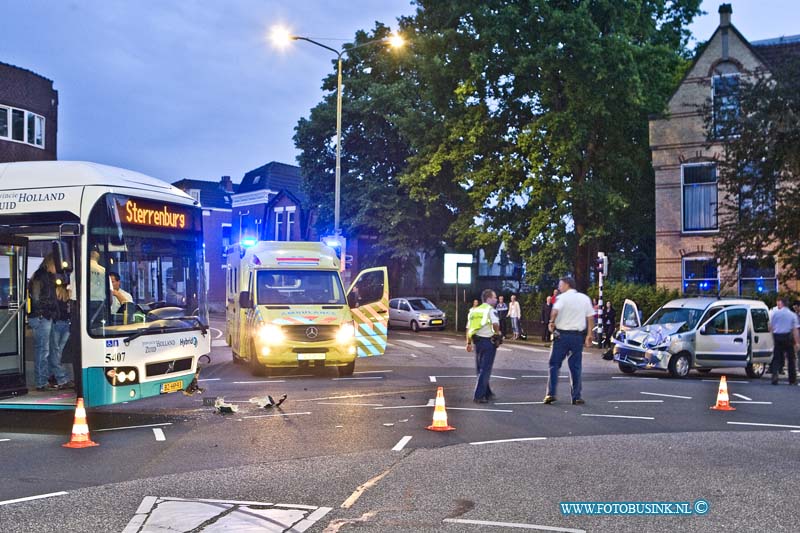 14053101.jpg - FOTOOPDRACHT:Dordrecht:31-05-2014: Bij een aanrijding tussen een stadbus en een personen auto, zijn enkelen licht gewonden gevallen. De schade was ernorm op de kruising van de Reeweg oost en Oranjelaan. Zowel de auto als de bus raakte zwaar beschadigd. De Politie sloot het kruispunt enige tijd af voor sporen onderzoek.  Deze digitale foto blijft eigendom van FOTOPERSBURO BUSINK. Wij hanteren de voorwaarden van het N.V.F. en N.V.J. Gebruik van deze foto impliceert dat u bekend bent  en akkoord gaat met deze voorwaarden bij publicatie.EB/ETIENNE BUSINK