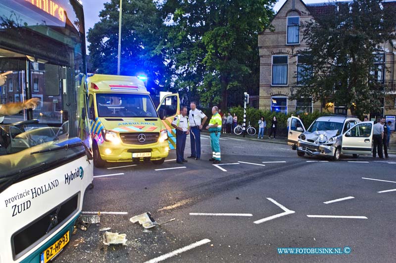 14053102.jpg - FOTOOPDRACHT:Dordrecht:31-05-2014: Bij een aanrijding tussen een stadbus en een personen auto, zijn enkelen licht gewonden gevallen. De schade was ernorm op de kruising van de Reeweg oost en Oranjelaan. Zowel de auto als de bus raakte zwaar beschadigd. De Politie sloot het kruispunt enige tijd af voor sporen onderzoek.  Deze digitale foto blijft eigendom van FOTOPERSBURO BUSINK. Wij hanteren de voorwaarden van het N.V.F. en N.V.J. Gebruik van deze foto impliceert dat u bekend bent  en akkoord gaat met deze voorwaarden bij publicatie.EB/ETIENNE BUSINK