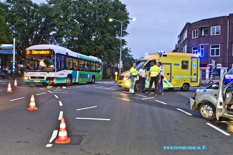 14053103.jpg - FOTOOPDRACHT:Dordrecht:31-05-2014: Bij een aanrijding tussen een stadbus en een personen auto, zijn enkelen licht gewonden gevallen. De schade was ernorm op de kruising van de Reeweg oost en Oranjelaan. Zowel de auto als de bus raakte zwaar beschadigd. De Politie sloot het kruispunt enige tijd af voor sporen onderzoek.  Deze digitale foto blijft eigendom van FOTOPERSBURO BUSINK. Wij hanteren de voorwaarden van het N.V.F. en N.V.J. Gebruik van deze foto impliceert dat u bekend bent  en akkoord gaat met deze voorwaarden bij publicatie.EB/ETIENNE BUSINK