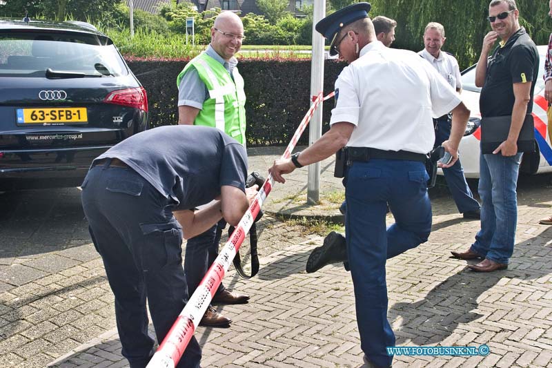 14060202.jpg - FOTOOPDRACHT:Zwijndrecht:02-06-2014:Foto: Ook de aanwezig Polite moest hun schoen afdrukken afstaan voor het onderzoek.Bij een overval op een bejaard echtpaar in een woning aan de Bouquet in Zwijndrecht, is er een flinke buit meegenomen, de overvallers maakt gebruik van een smoes dat ze een bloementje wilde aanbieden. De 3 daders drongen de woning bij de vrouw binnen toen zij de deur opende om het zogenaamde bloementje in ontvangst te nemen. Het slachtoffer werd gelijk bedreigt met een mes door de 3 daders. Enekel verdacht zijn aangehouden en de deel van de buit werd terug gevonden in de auto.Deze digitale foto blijft eigendom van FOTOPERSBURO BUSINK. Wij hanteren de voorwaarden van het N.V.F. en N.V.J. Gebruik van deze foto impliceert dat u bekend bent  en akkoord gaat met deze voorwaarden bij publicatie.EB/ETIENNE BUSINK