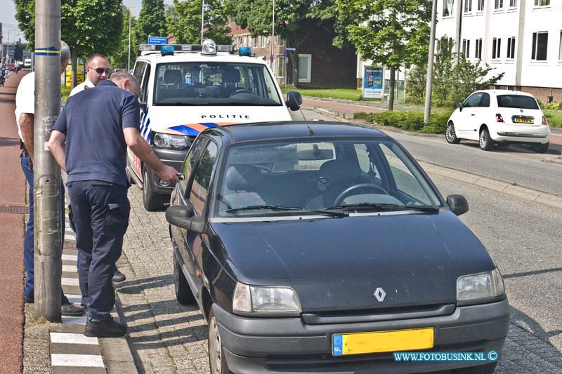 14060203.jpg - FOTOOPDRACHT:Zwijndrecht:02-06-2014:Foto: De auto waar de verdachte in werden aangehouden op de Koninginnenweg en waar ook een deel van de buit in lag.Bij een overval op een bejaard echtpaar in een woning aan de Bouquet in Zwijndrecht, is er een flinke buit meegenomen, de overvallers maakt gebruik van een smoes dat ze een bloementje wilde aanbieden. De 3 daders drongen de woning bij de vrouw binnen toen zij de deur opende om het zogenaamde bloementje in ontvangst te nemen. Het slachtoffer werd gelijk bedreigt met een mes door de 3 daders. Enekel verdacht zijn aangehouden en de deel van de buit werd terug gevonden in de auto.Deze digitale foto blijft eigendom van FOTOPERSBURO BUSINK. Wij hanteren de voorwaarden van het N.V.F. en N.V.J. Gebruik van deze foto impliceert dat u bekend bent  en akkoord gaat met deze voorwaarden bij publicatie.EB/ETIENNE BUSINK